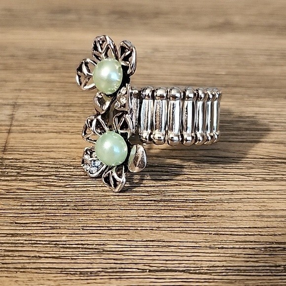 NWT Double Light Green Faux Pearl Flower Silvertone Ring with Stretchy Band - Picture 3 of 3